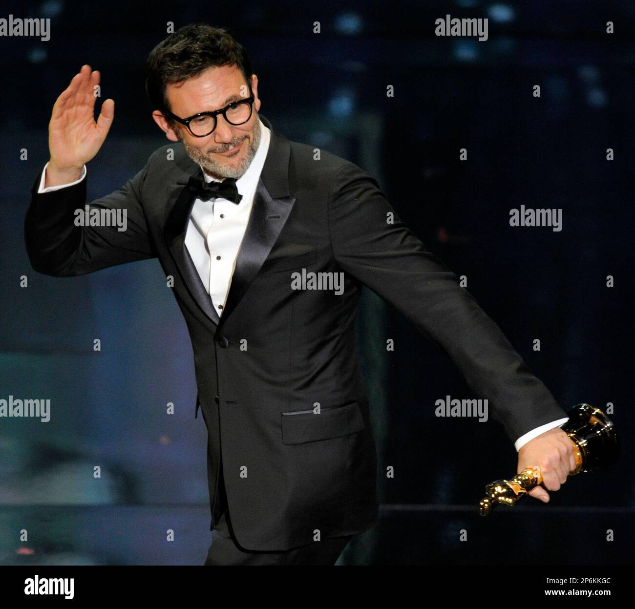 Michel Hazanavicius accepts the Oscar for best director for “The Artist” during the 84th Academy Awards on Sunday, Feb. 26, 2012, in the Hollywood section of Los Angeles. (AP Photo/Mark J. Terrill) Banque D'Images