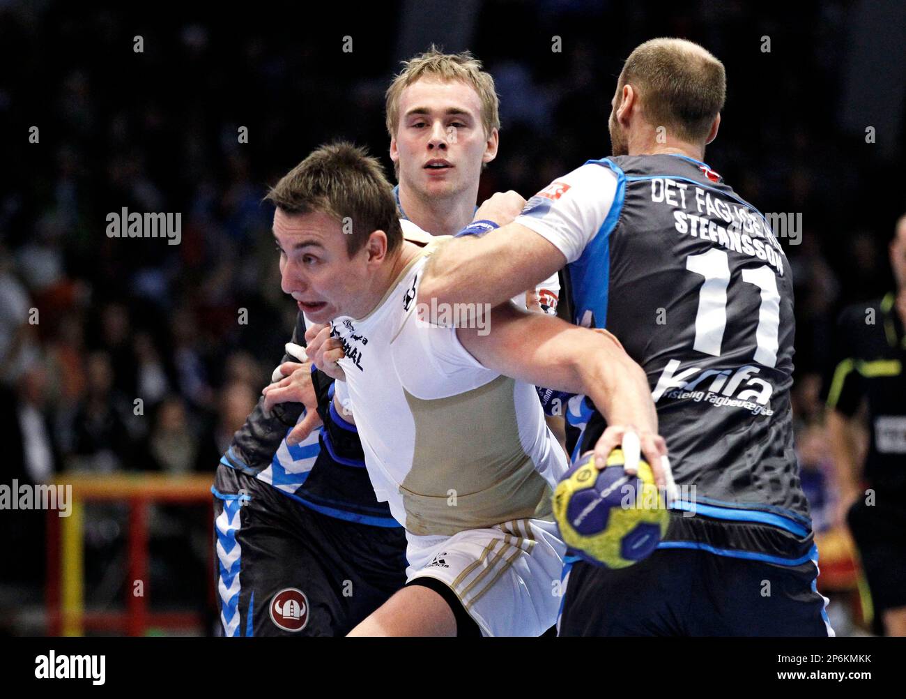 THW Kiel's Filip Jicha, left, is challenged by AG Copenhagen's Rene Toft Hansen, center, and Olafur Stefansson during a Champions League Handball match played in Brondby, Denmark, Sunday, Feb. 26, 2012. (AP Photo/POLFOTO, Jens Dresling) DENMARK OUT Banque D'Images