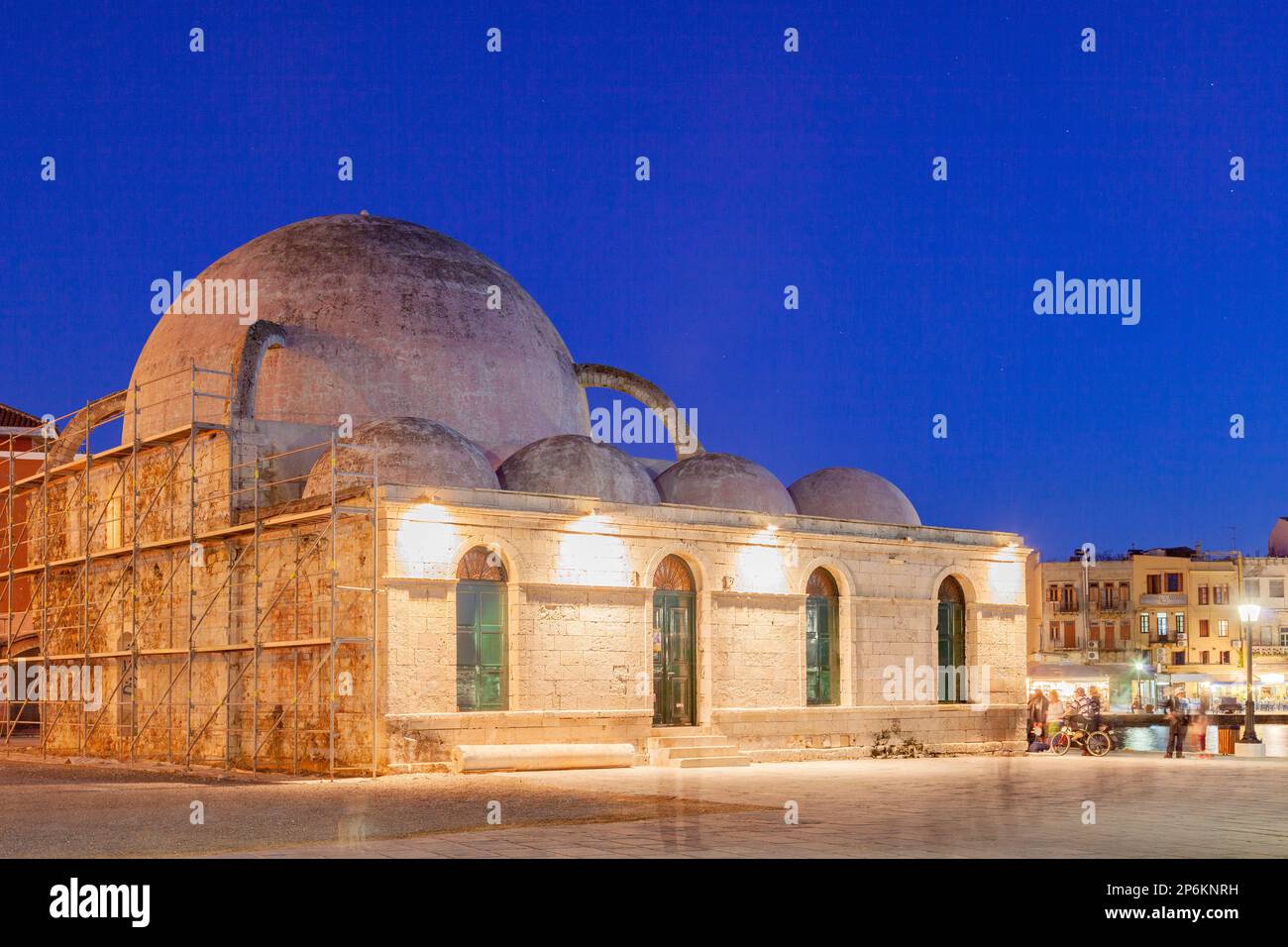 Vue sur l'ancien port vénitien de Haniaet la mosquée Janissars. Crète, Grèce. Banque D'Images