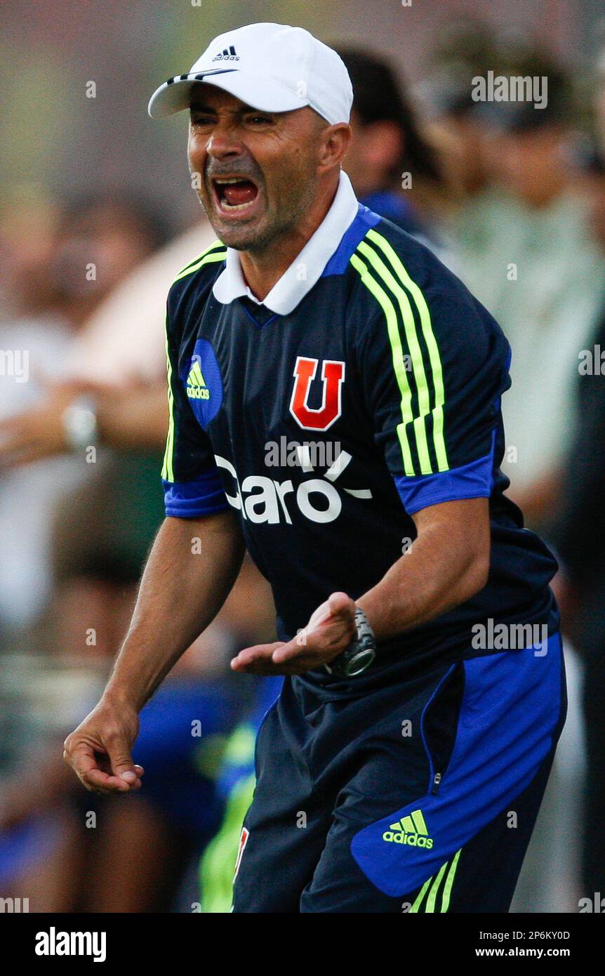 Chile's Universidad de Chile coach Jorge Sampaoli shouts at his players during a Copa Libertadores soccer match against Argentina's Godoy Cruz in Santiago, Chile, Wednesday Feb. 22, 2012. (AP Photo/Roberto Candia) Banque D'Images
