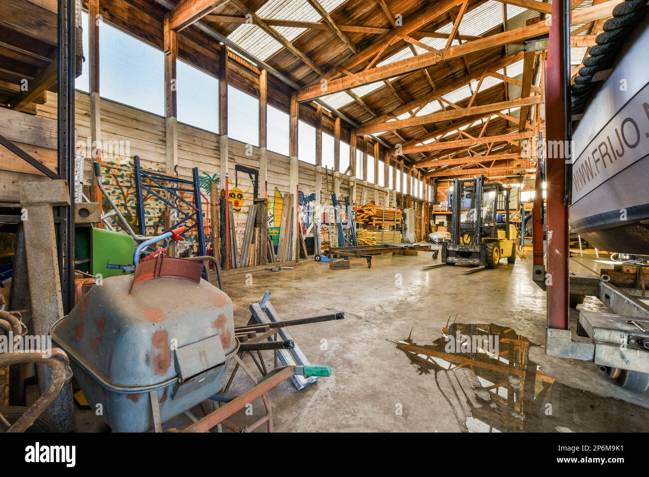 l'intérieur d'un bâtiment qui est utilisé comme un atelier pour divers types de métal et d'autres choses dans lui Banque D'Images