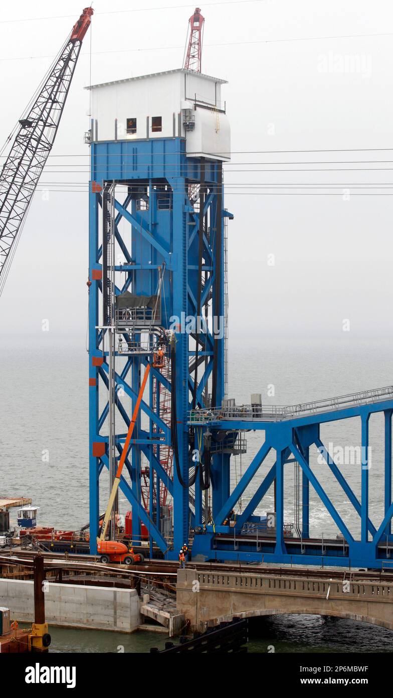 A new 382-foot-long, 1,580-ton vertical lift railroad bridge parallel to the Galveston Causeway is connected to it's vertical towers on Tuesday, Feb. 14, 2012, Galveston, Texas. The new span replaces the old 105-foot drawbridge which will be removed to improve the route along the Gulf Intracoastal Waterway. (AP Photo/The Galveston County Daily News, Kevin M. Cox) MANDATORY CREDIT; TV OUT Banque D'Images