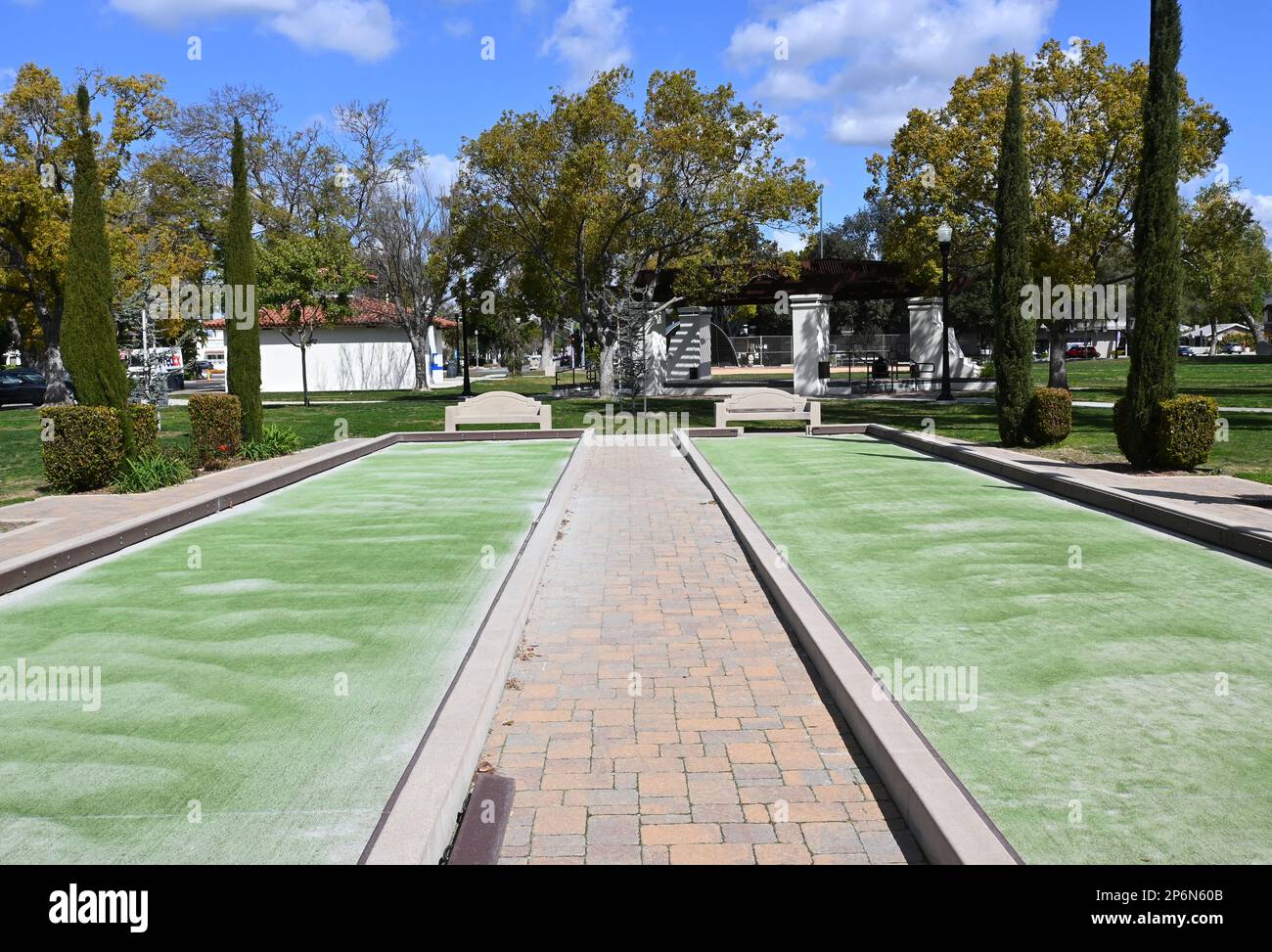 TUSTIN, CALIFORNIE - 7 MARS 2023 : courts de bocce dans Peppertree Park, à côté du centre senior dans la vieille ville de Tustin. Banque D'Images