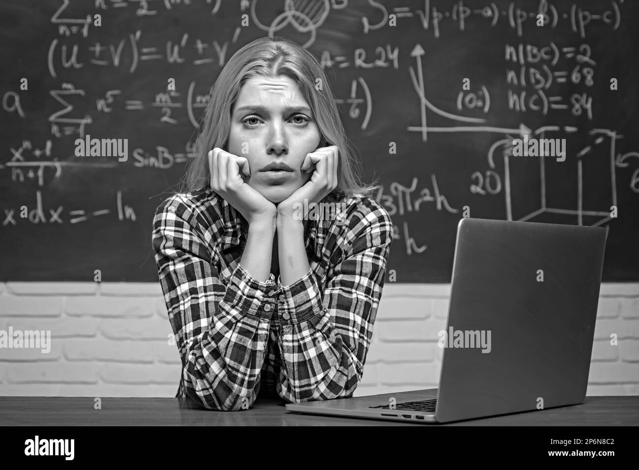 Démarrage. Nerd drôle étudiant préparant pour les examens universitaires. Lycée. Portrait d'une femme étudiante sérieuse fatiguée. Étudiant assis à un bureau Banque D'Images