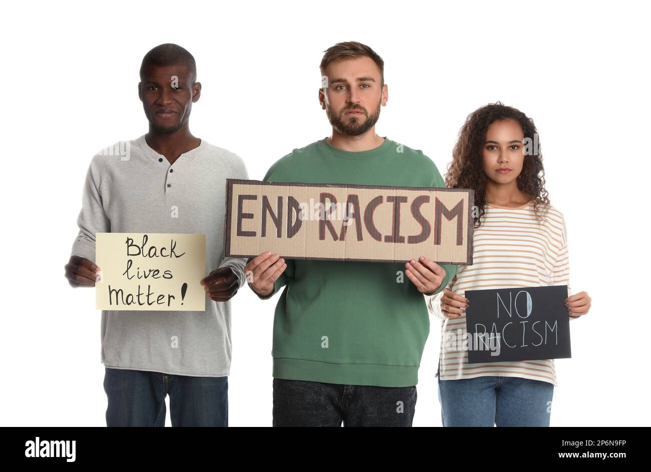 Groupe de personnes portant des affiches sur fond blanc. Concept de racisme Banque D'Images