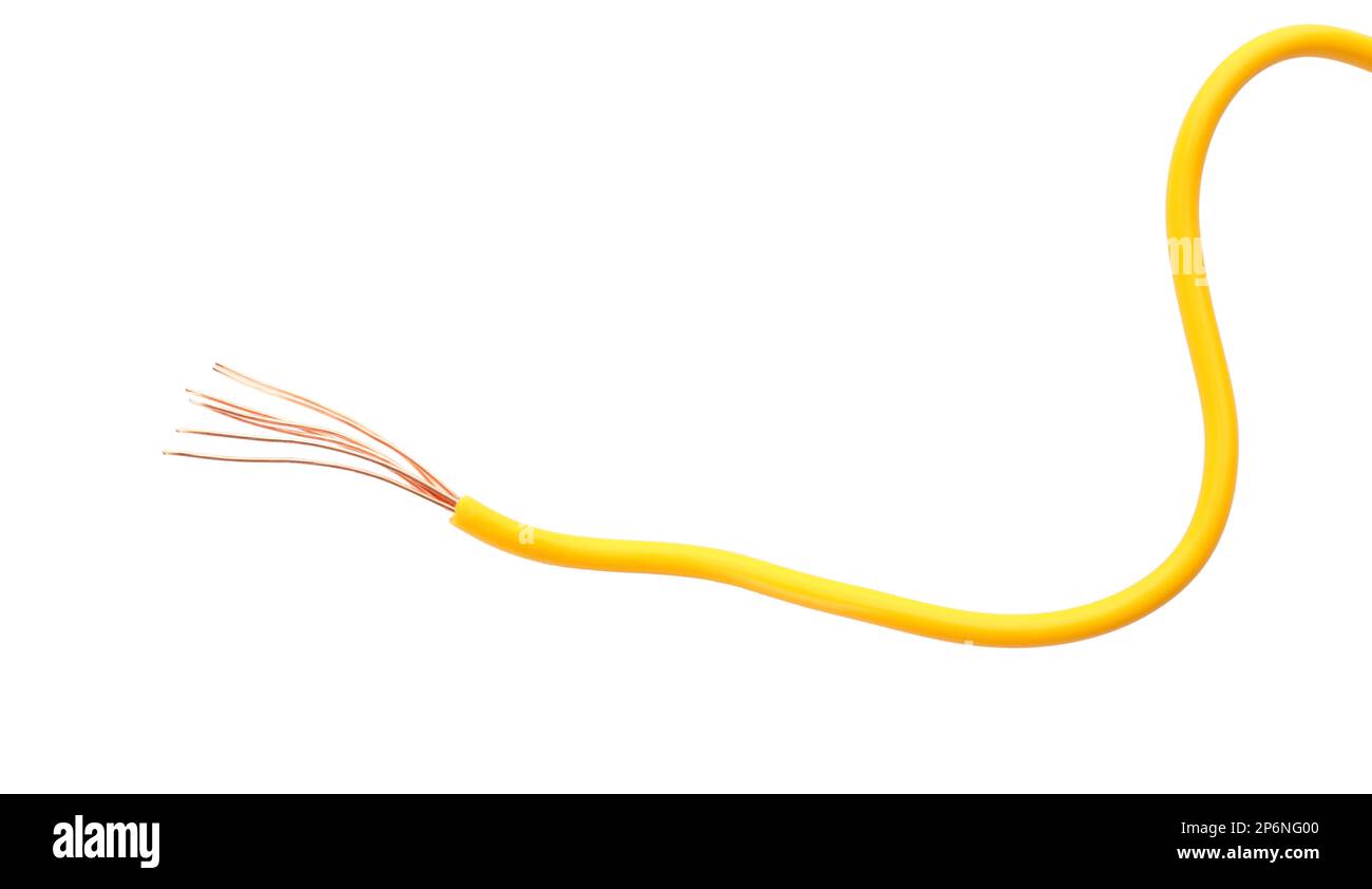 Fil électrique dénudé avec isolation jaune isolée sur blanc Banque D'Images