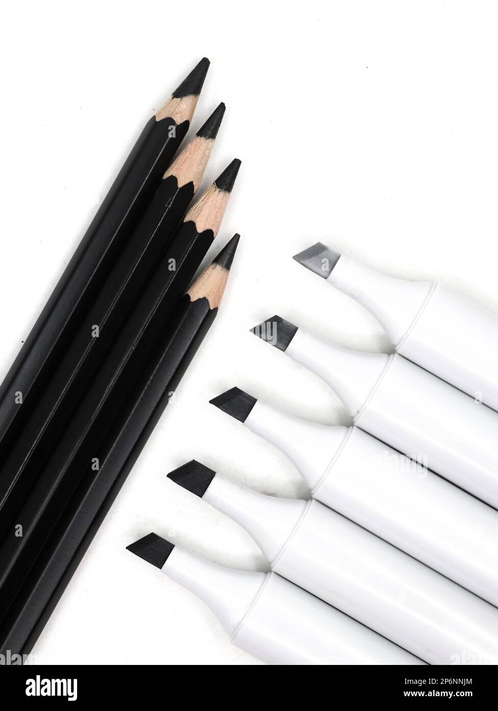 crayons anthracite graphite et marqueurs d'esquisse pour les concepteurs isolés sur fond blanc Banque D'Images