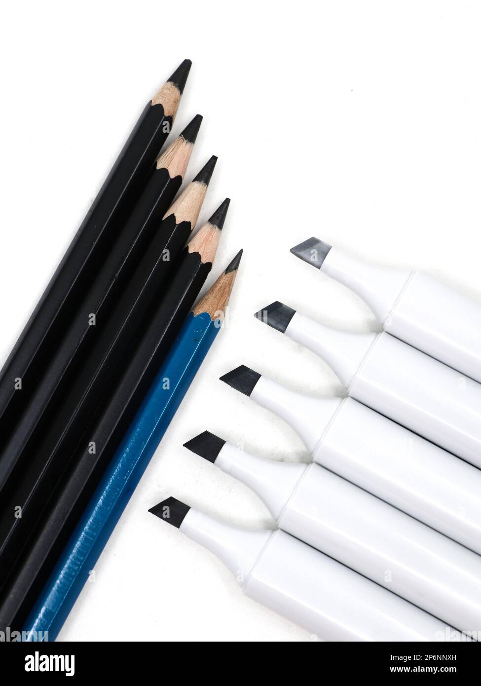 crayons anthracite graphite et marqueurs d'esquisse pour les concepteurs isolés sur fond blanc Banque D'Images