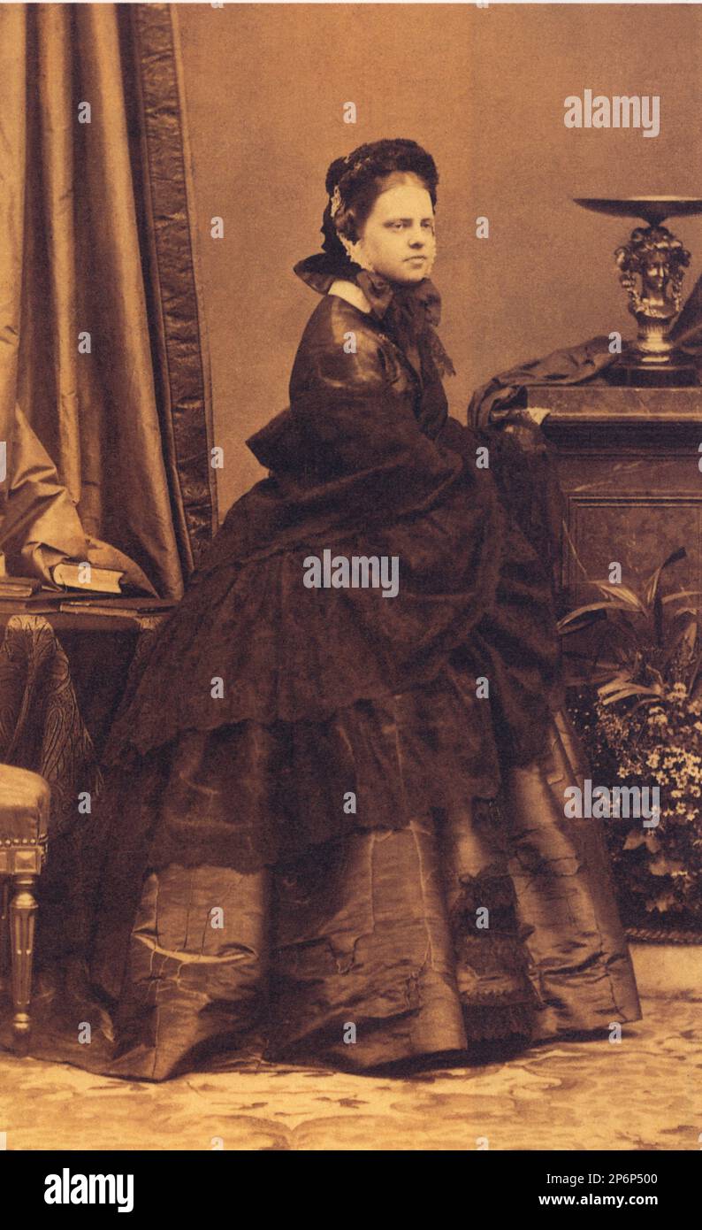 1860 environ , Paris , France : la princesse CLOTILDE di SAVOIA ( 1843 - 1911 ) fille du roi Vittorio Emanuele II et sœur du roi Umberto I . Marié en 1859 avec le prince Napoleone Girolamo BONAPARTE ( 1822 - 1891 ) , à partir de 1879 prétendre de la Couronne impériale de France . Soeur d'Amedeo di SAVOIA ( Amedeo Ferdinando Maria , 1845 - 1890 ) Roi d'Espagne et Maria Pia di savoia Reine du Portugal . Photo de E. Disderi , Paris - CASA SAVOIA - ITALIA - REALI - SPAGNA - NOBILTA' ITALIANA - SAVOIE - NOBLESSE - ROYALTIES - HISTOIRE - FOTO STORICHE - chapeau - cappello - scialle - pizzo - dentelle - raso - satin Banque D'Images