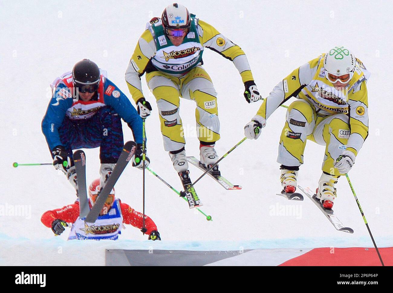 Skiers Brady Leman, right, of Canada, leads teammate Chris Del Bosco, center, and Andreas Mass of Austria to the finish line in the men's final at the World Cup Ski Cross race at Blue Mountain in Collingwood, Ontario, Friday, Feb. 3, 2012. (AP Photo/The Canadian Press, Dave Chidley) Banque D'Images