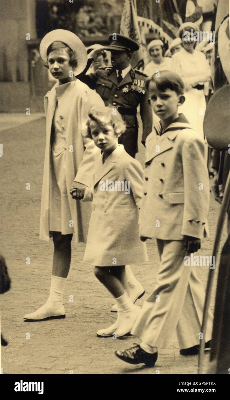 1939 , Bruxelles , Belgique : le prince héritier BADOUIN ( 1930 - 1993 , futur roi Badouin I de Belgique ) avec les frères ALBERT (né en 1934 , futur roi Albert II de Belgique ) et JOSEPHINE CHARLOTTE ( 1927 - 2005 , Grand Duchesse de LUXEMBOURG , Marié en 1953 avec le Prince Jean de Nassau Prince de Bourbon-Parme Grand Duc de Luxembourg ), les enfants du Roi Léopold III de Belgique ( 1901 - 1983 ) et la Reine ASTRID de BELGIQUE ( née princesse de Suède , 1905 - mort dans une épave de voiture près de Kussnacht , Suisse 29 août 1935 ).- SAX COBURG GOTHA - Maison du BRABANT - BRABANTE - BALDOVINO - José Banque D'Images