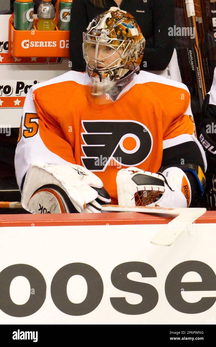 January 19, 2012: Philadelphia Flyers goalie Sergei Bobrovsky (35) looks on from the bench as he is pulled for an extra attacker late in the third period during the NHL game between the New York Islanders and Philadelphia Flyers at Well Fargo Center in Philadelphia, Pennsylvania. The Islanders beat the Flyers, 4-1. (Cal Sport Media via AP Images) Banque D'Images