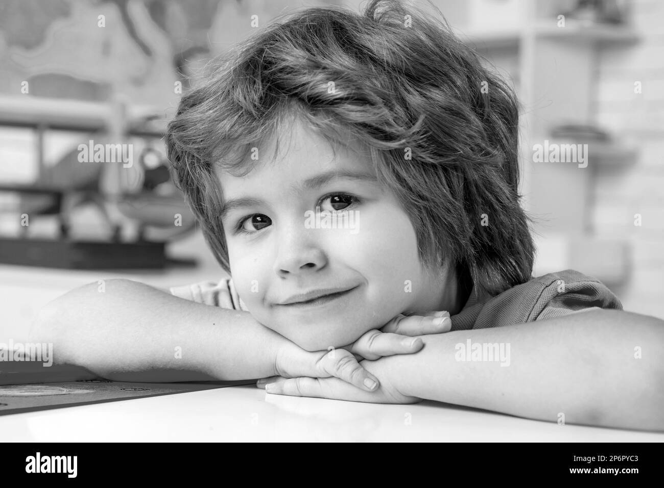 Portrait de l'élève en classe. Premier jour d'école. L'élève apprend des lettres et des chiffres. Banque D'Images