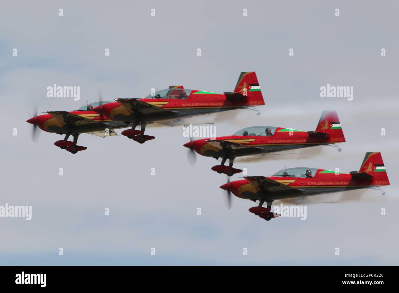 Quatre avions EA.330LX supplémentaires de l'équipe d'exposition acrobatique Royal Jordanian Falcons, à leur arrivée pour le Royal International Air Tattoo 2022 tenu à RAF Fairford à Gloucestershire, en Angleterre. L'équipe est légèrement inhabituelle en ce qu'elle est conjointement militaire et civile, l'avion étant détenu et entretenu par Royal Jordanian Airlines, mais piloté par le personnel de la Royal Jordanian Air Force. Banque D'Images