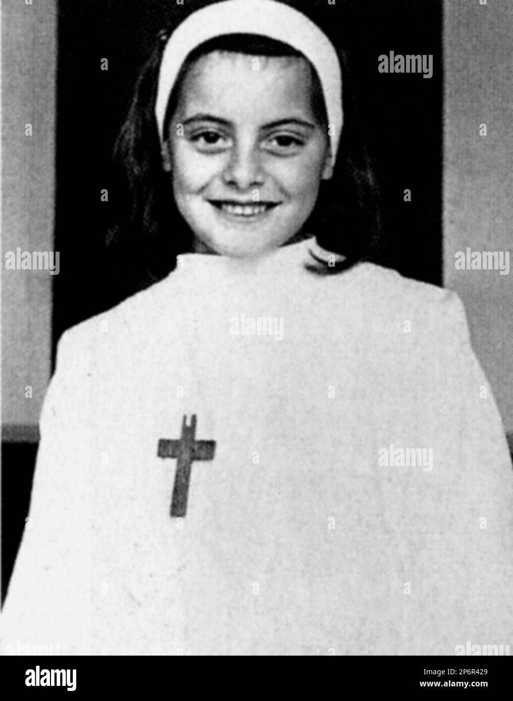 1964 c, FRANCE : la mode française Top Model INES Marie Laetitia Eglantine de Seignard DE LA FRESSANGE ( née en 1957 , Gassin , France ) , le jour de la première Communion . En 1990 épousent l'italien Luigi d'Urso ( 1951 - 2006 ). - MODA - fotomodella - portrait - ritratto - personalità da giovane - personnalité personnalités célébrités célébrités quand était jeune - bambina - sourire - sorriso ---- - ARCHIVIO GBB Banque D'Images