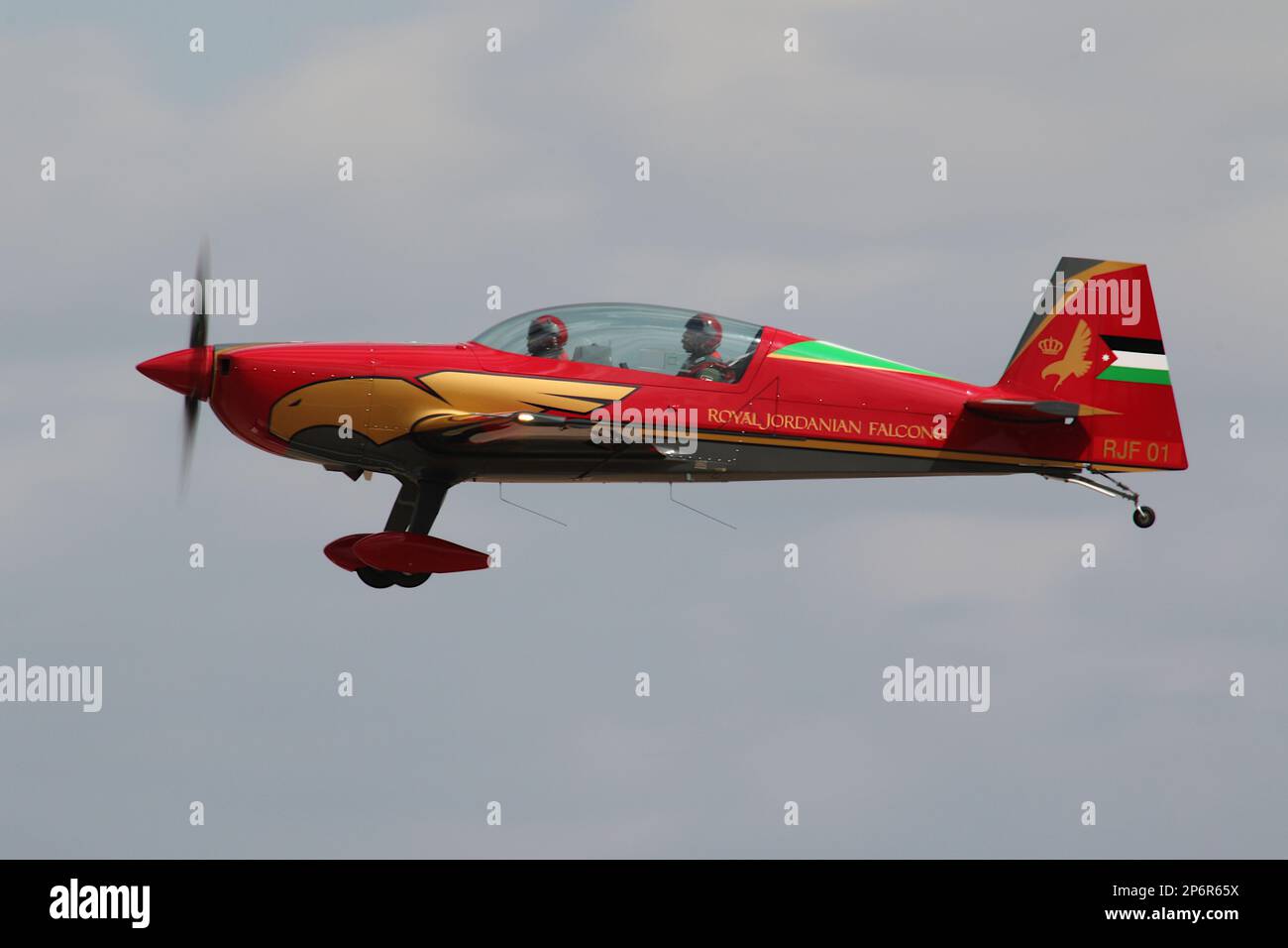 RJF01, un avion EA.330LX supplémentaire de l'équipe d'exposition acrobatique Royal Jordanian Falcons, à leur arrivée pour le Royal International Air Tattoo 2022 tenu à RAF Fairford à Gloucestershire, en Angleterre. L'équipe est légèrement inhabituelle en ce qu'elle est conjointement militaire et civile, l'avion étant détenu et entretenu par Royal Jordanian Airlines, mais piloté par le personnel de la Royal Jordanian Air Force. Banque D'Images