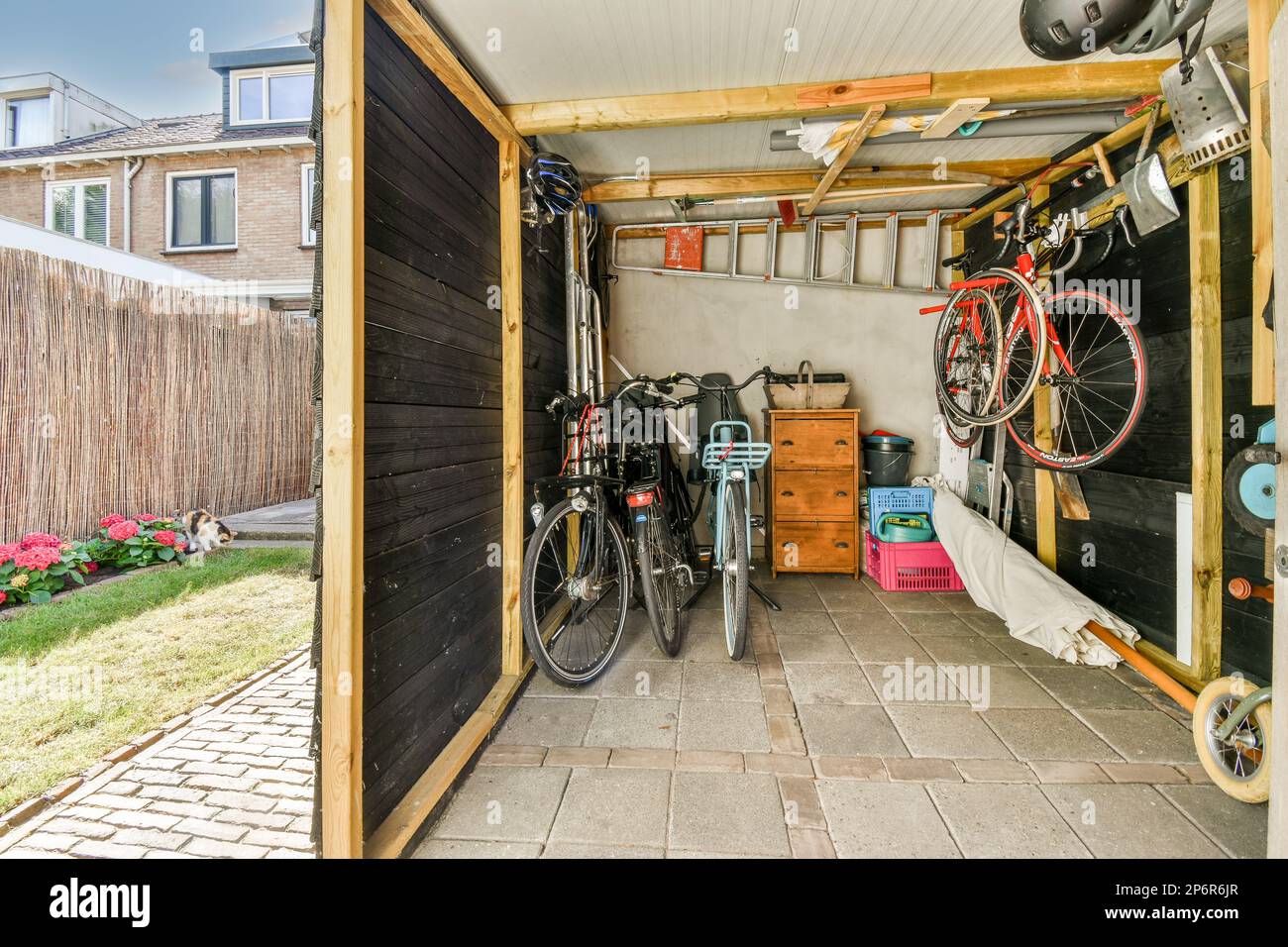 Amsterdam, pays-Bas - 10 avril 2021 : garage rempli de vélos et d'autres objets sur le mur extérieur à utiliser comme espace de rangement pour les vélos ou l'équipement Banque D'Images