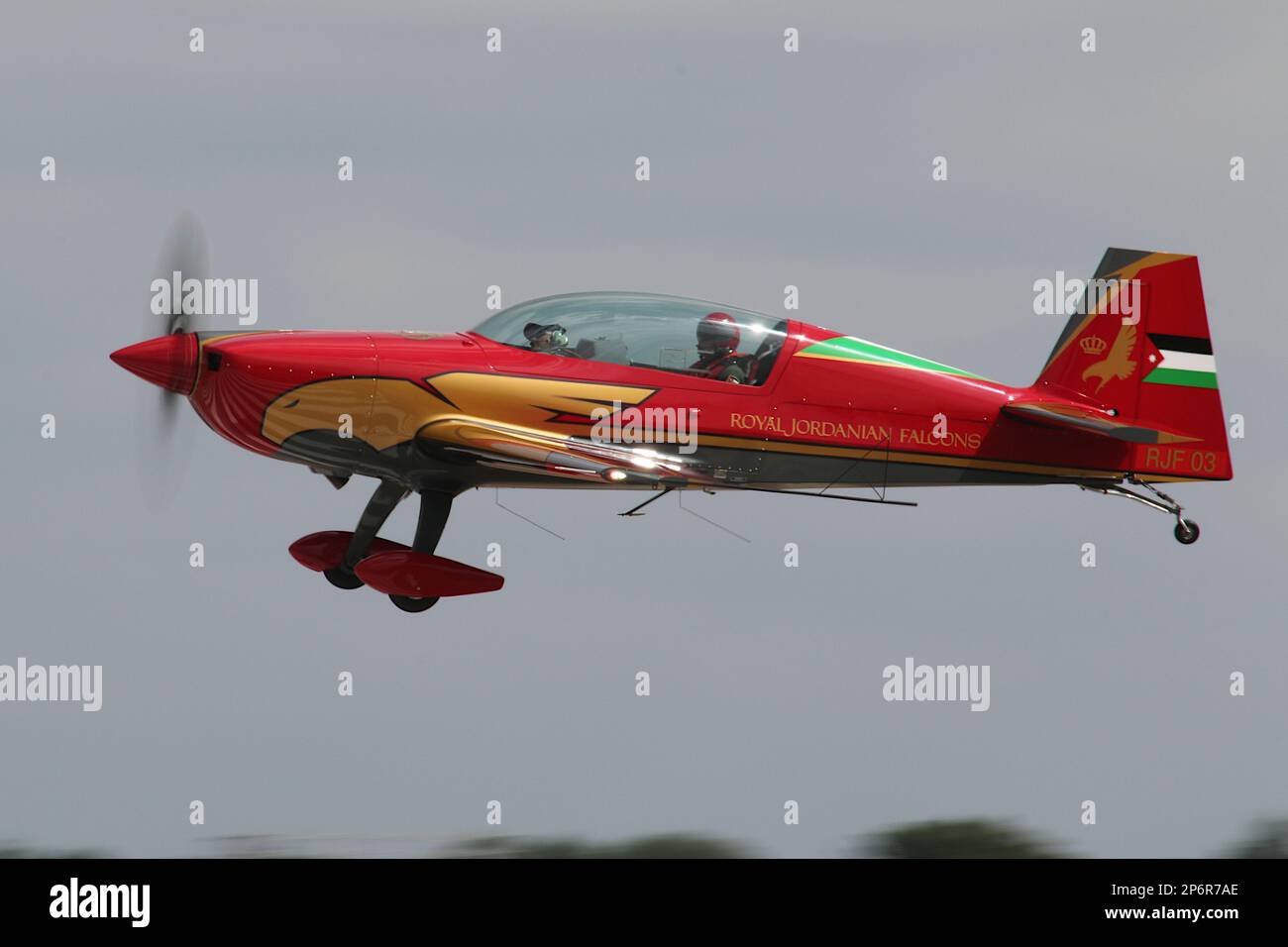 RJF03, un avion EA.330LX supplémentaire de l'équipe d'exposition acrobatique Royal Jordanian Falcons, à leur arrivée pour le Royal International Air Tattoo 2022 tenu à RAF Fairford à Gloucestershire, en Angleterre. L'équipe est légèrement inhabituelle en ce qu'elle est conjointement militaire et civile, l'avion étant détenu et entretenu par Royal Jordanian Airlines, mais piloté par le personnel de la Royal Jordanian Air Force. Banque D'Images
