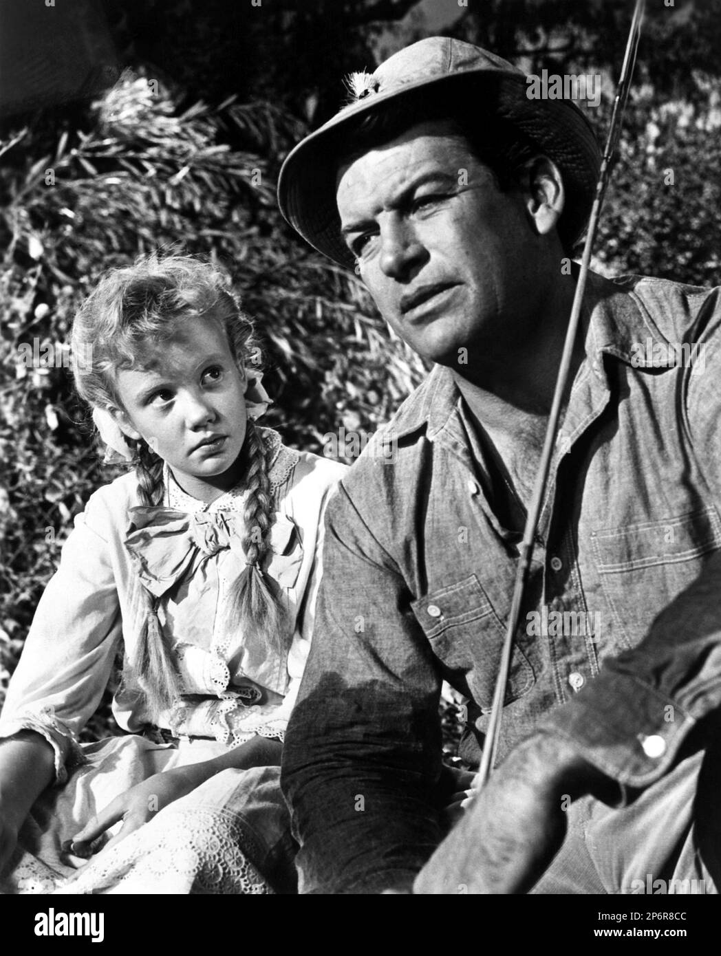 1960 , USA : la jeune actrice HAYLEY MILLS ( née le 18 avril 1946 Londres, Angleterre, Royaume-Uni ) avec RICHARD EGAN ( 1923 - 1987 ) à POLLYANNA par David Swift , d'un roman d'Eleanor H. porter et produit par Walt Disney Productions. . Concentricité STILL - FILM - CINÉMA - portrait - ritratto - trecce --- Archivio GBB Banque D'Images