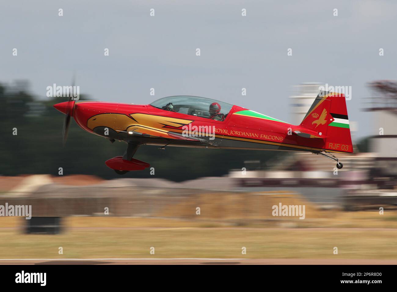 RJF03, un avion EA.330LX supplémentaire de l'équipe d'exposition acrobatique Royal Jordanian Falcons, à leur arrivée pour le Royal International Air Tattoo 2022 tenu à RAF Fairford à Gloucestershire, en Angleterre. L'équipe est légèrement inhabituelle en ce qu'elle est conjointement militaire et civile, l'avion étant détenu et entretenu par Royal Jordanian Airlines, mais piloté par le personnel de la Royal Jordanian Air Force. Banque D'Images