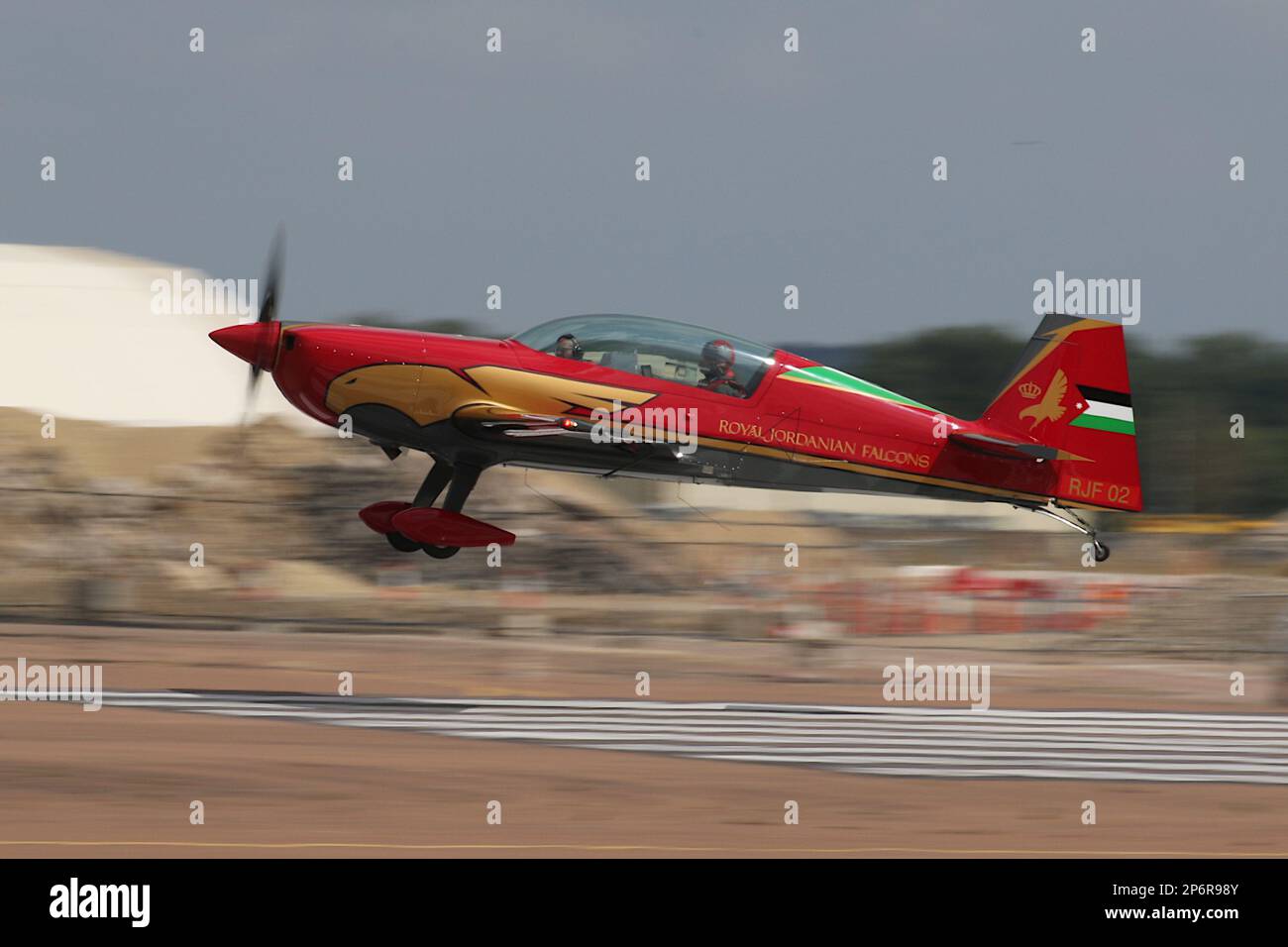 RJF02, un avion EA.330LX supplémentaire de l'équipe d'exposition acrobatique Royal Jordanian Falcons, à leur arrivée pour le Royal International Air Tattoo 2022 tenu à RAF Fairford à Gloucestershire, en Angleterre. L'équipe est légèrement inhabituelle en ce qu'elle est conjointement militaire et civile, l'avion étant détenu et entretenu par Royal Jordanian Airlines, mais piloté par le personnel de la Royal Jordanian Air Force. Banque D'Images