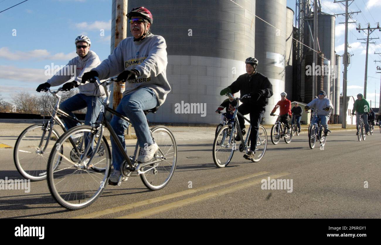Family members, friends and customers help Bob Koldeway move the bicycle inventory from his Bob