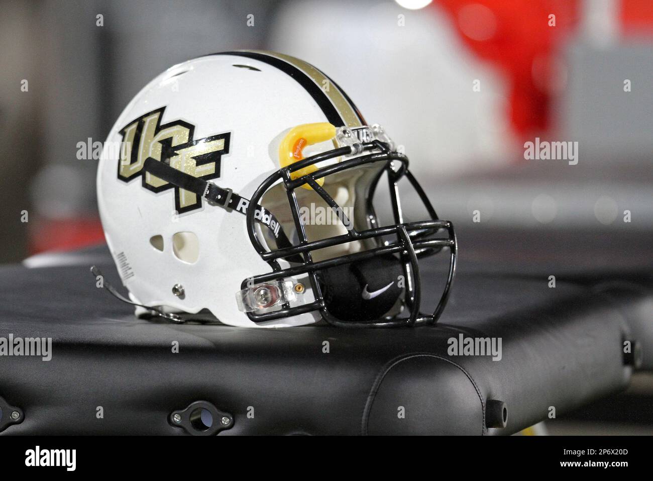 UCF football helmet on the bench during an NCAA football game between the UTEP Miners and the Central Florida Knights at Bright House Networks Stadium on Friday, Nov. 25, 2011 in Orlando, Florida. (AP Photo/Alex Menendez) Banque D'Images