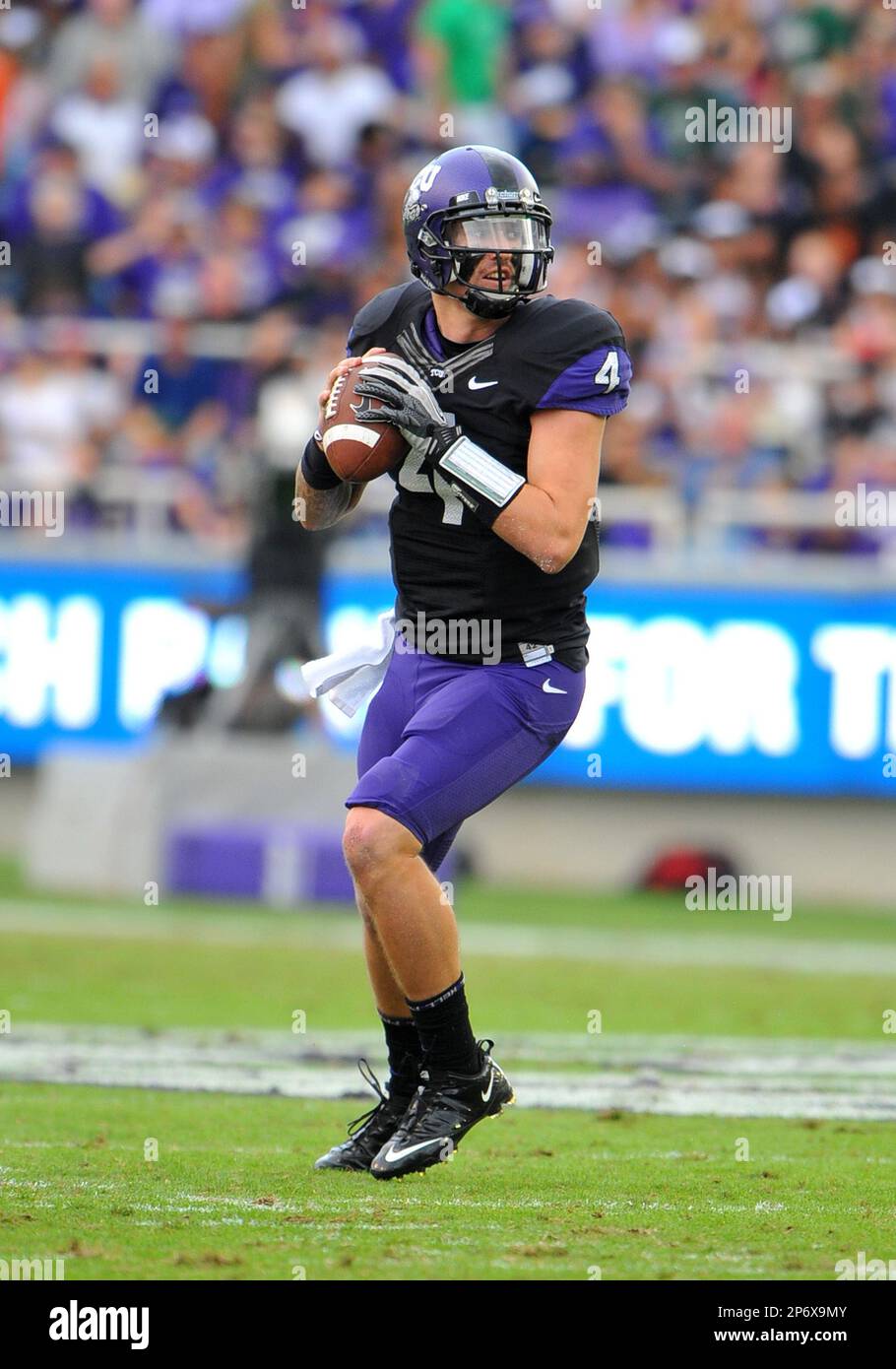 November 19, 2011: TCU Horned Frogs quarterback Casey Pachall #4 during the game between the Colorado State University Rams and the Texas Christian University Horned Frogs at Amon G. Carter Stadium in Fort Worth, Texas. TCU wins against Colorado State, 34-10. (Cal Sport Media via AP Images) Banque D'Images