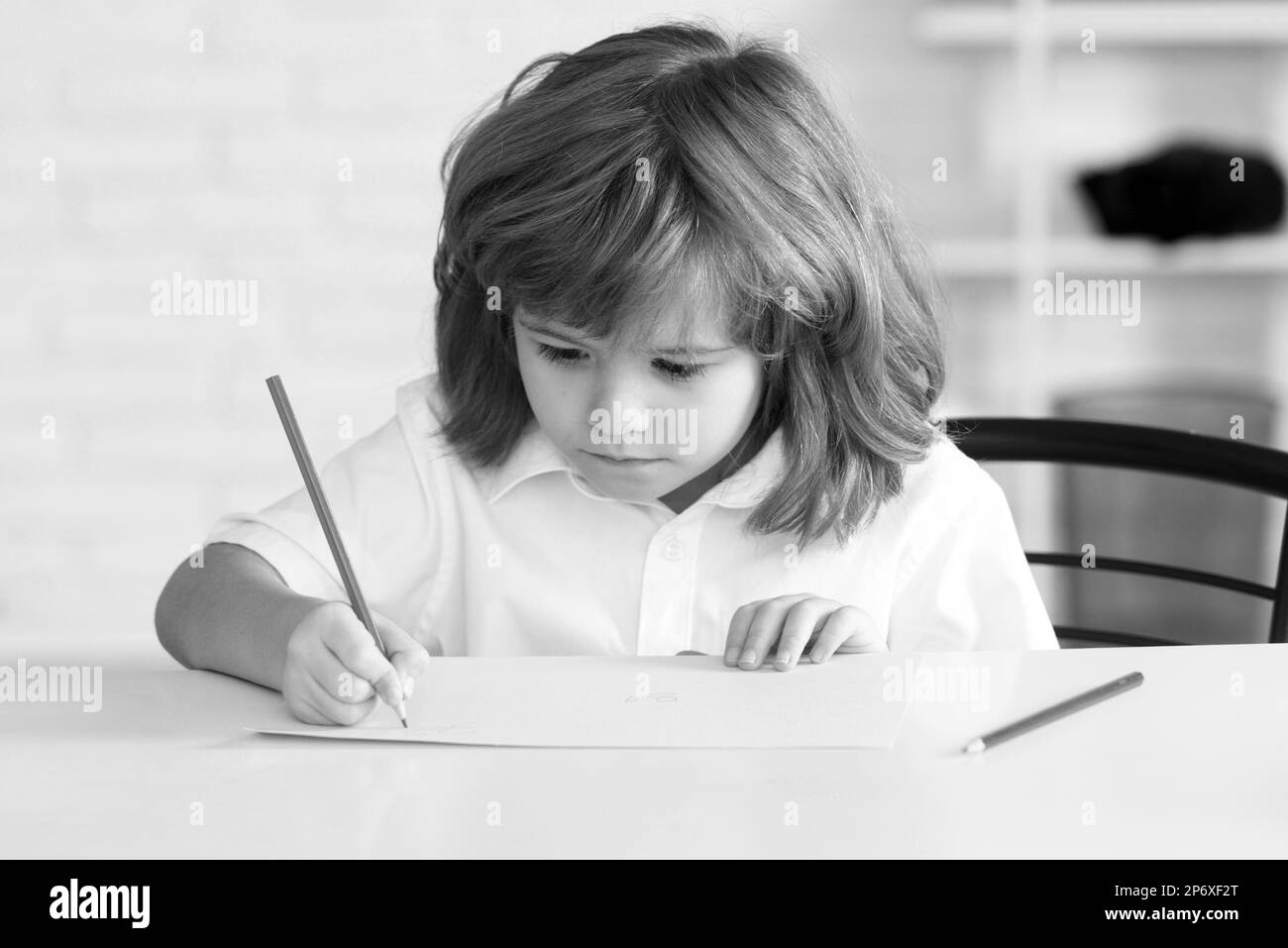 Élève de l'école primaire. Enfant de l'école en classe. L'enfant se prépare à l'école. Devoirs, éducation, apprentissage. Banque D'Images