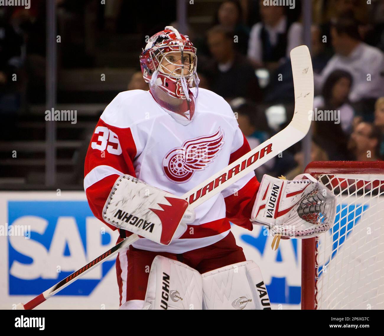 November 17, 2011: Detroit goalie Jimmy Howard in action during the NHL hockey game between the Detroit Red Wings and the San Jose Sharks at the HP Arena in San Jose, CA. The Sharks are tied with Detroit 1-1 at the end of the first period. © Damon Tarver/Cal Sport Media (Cal Sport Media via AP Images) Banque D'Images