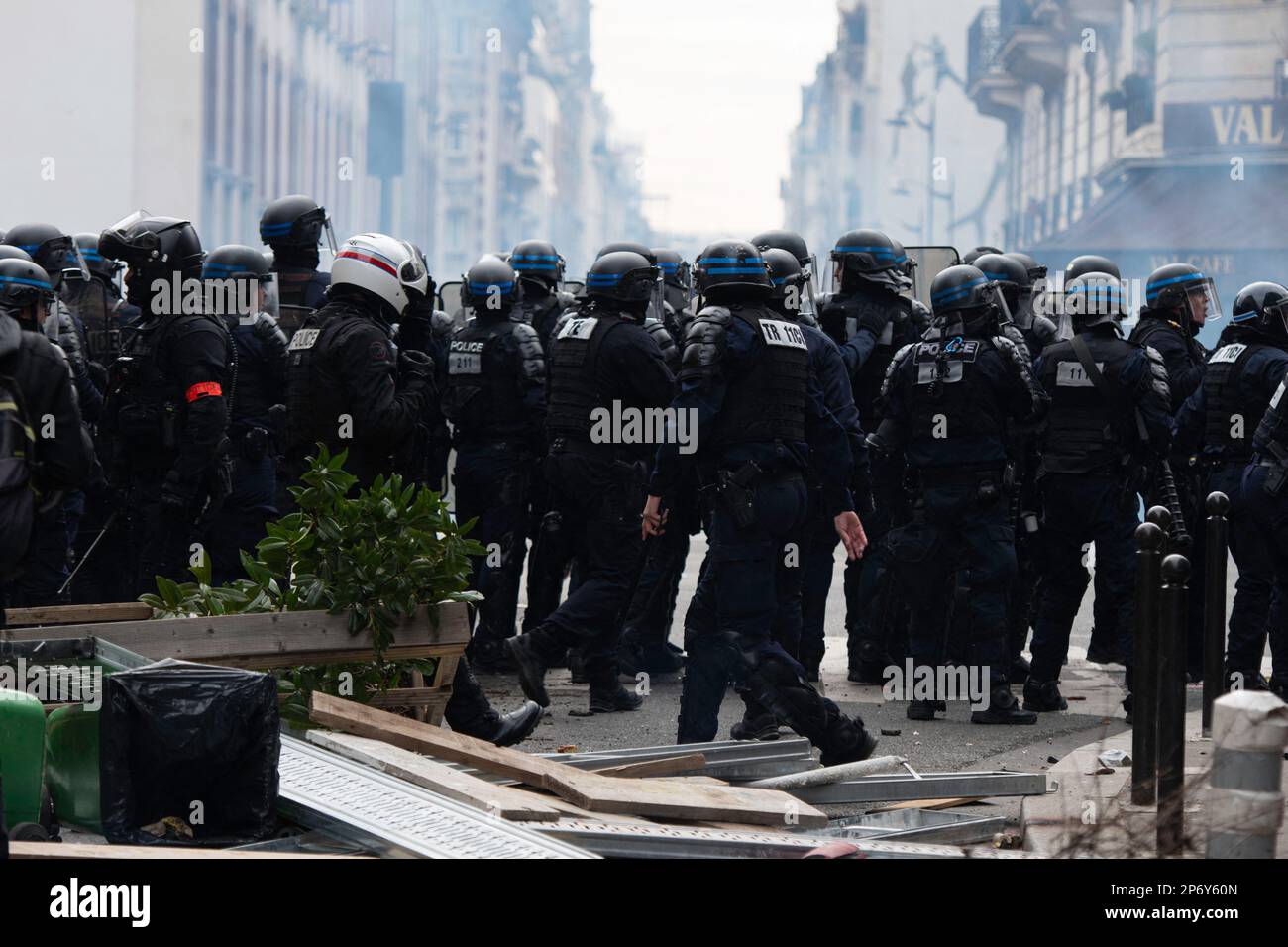 Paris, France. 07th mars 2023. Des policiers anti-émeutes interviennent lors d'affrontements en marge d'une manifestation à Paris, en France, sur 7 mars 2023, le sixième jour de rassemblements nationaux organisés depuis le début de l'année contre la réforme des retraites du Président français et son report de l'âge légal de la retraite de 62 à 64 ans. Des grèves massives sont attendues de la part de 7 mars 2023, les syndicats promettant de mettre le pays « au point mort » et des grèves devraient frapper de nombreux secteurs tels que les transports, l'énergie et le raffinage du pétrole. Photo de Florian Poitout/ABACAPRESS.COM crédit: Abaca Press/Alay Live News Banque D'Images