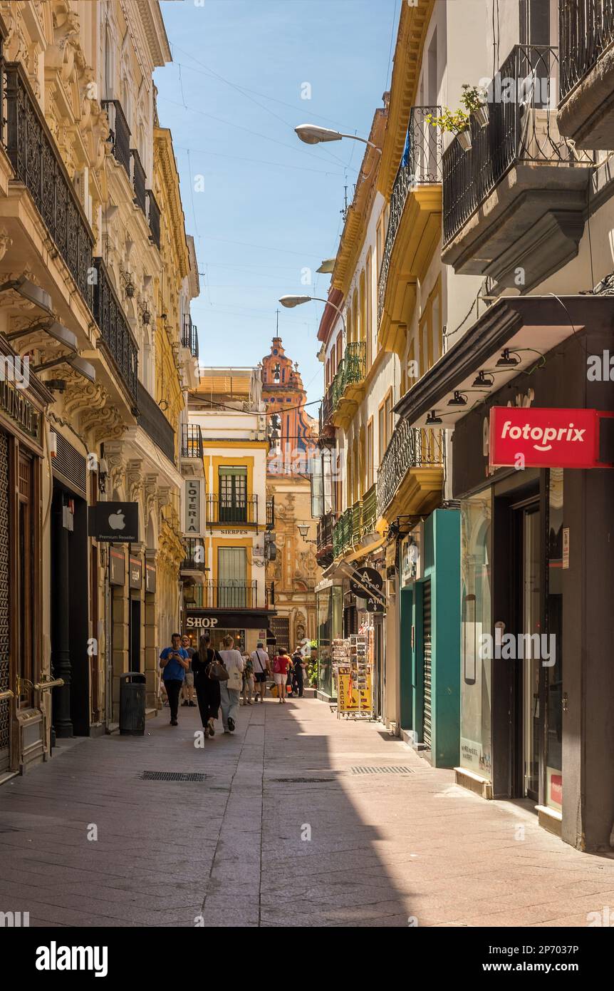 Petite rue dans la vieille ville de Séville, Andalousie, Espagne Banque D'Images