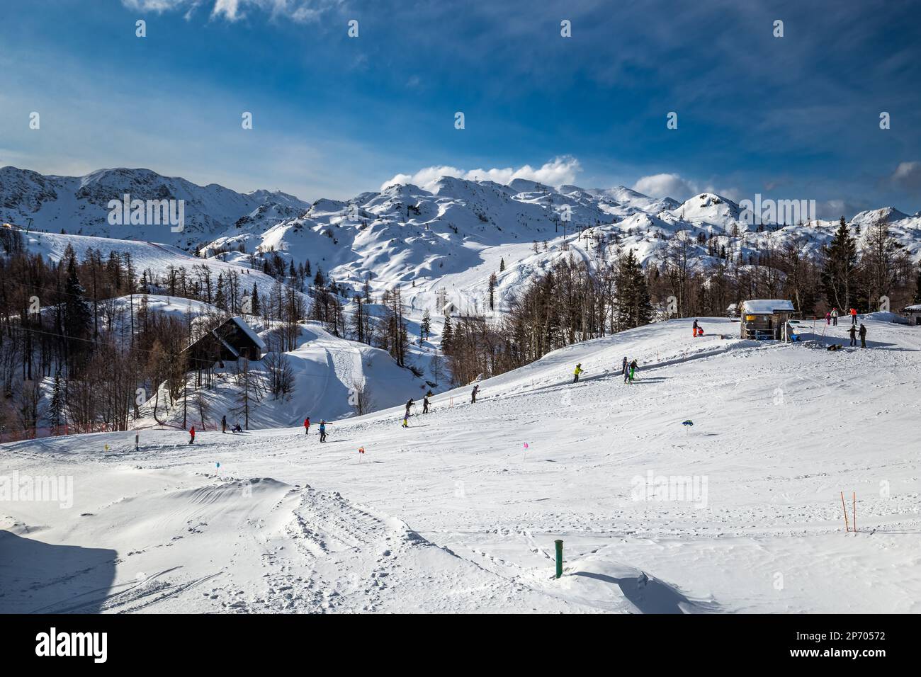 Bohinj, Slovénie - Station de ski de Vogel à Bohinj, dans les Alpes Juliennes, par une belle journée d'hiver avec pistes de ski, ciel bleu et nuages Banque D'Images