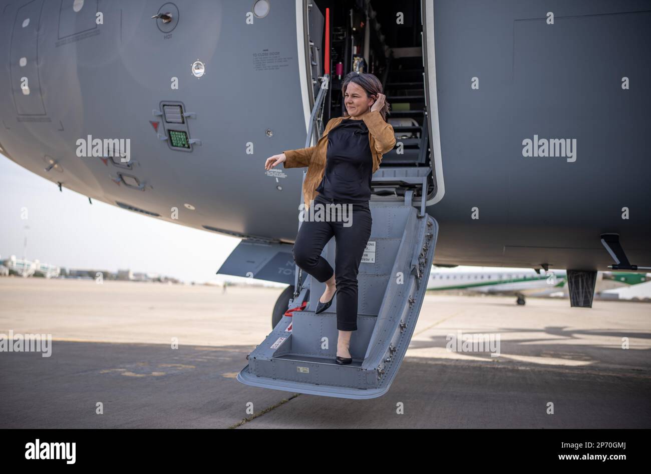 Bagdad, Irak. 07th mars 2023. Annalena Baerbock (Bündnis90/Die Grünen), ministre des Affaires étrangères, arrive à l'aéroport au début d'un voyage de plusieurs jours en Irak. Credit: Michael Kappeller/dpa/Alay Live News Banque D'Images