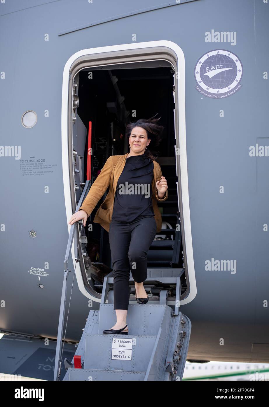 Bagdad, Irak. 07th mars 2023. Annalena Baerbock (Bündnis90/Die Grünen), ministre des Affaires étrangères, arrive à l'aéroport au début d'un voyage de plusieurs jours en Irak. Credit: Michael Kappeller/dpa/Alay Live News Banque D'Images