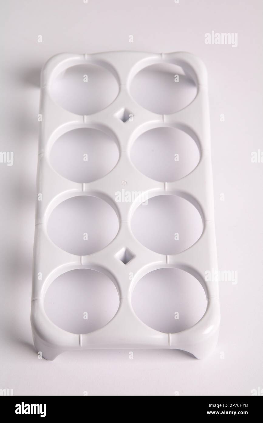 photo de l'article de conservation des œufs dans le réfrigérateur sur fond blanc Banque D'Images