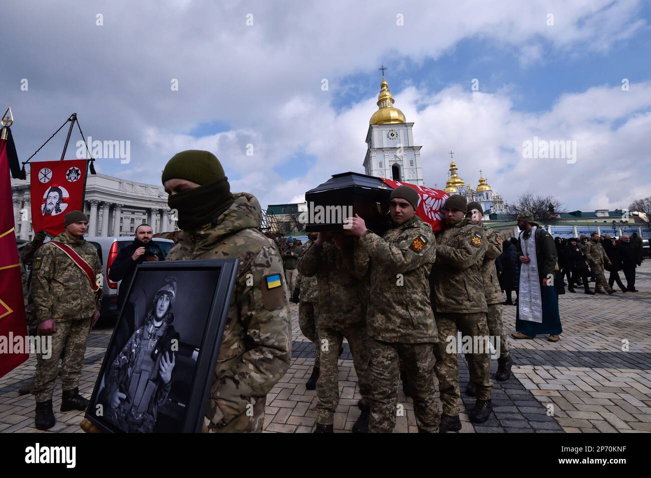 Kiev, Ukraine. 07th mars 2023. Les militaires ukrainiens portent les coffres des soldats Maxim Mikhaïlov, Yuriy Horovets, Taras Karpyuk et Bohdan Lyagov lors de la cérémonie funéraire près de St. Cathédrale de Michael à Kiev. Sur 7 mars, ils ont dit au revoir aux officiers ukrainiens des services de renseignement qui sont morts lors d'une mission de combat dans la région de Bryansk, en Russie, sur 25 décembre 2022. Les corps de ces personnes ont été retournés en Ukraine sur 22 février 2023. Crédit : SOPA Images Limited/Alamy Live News Banque D'Images