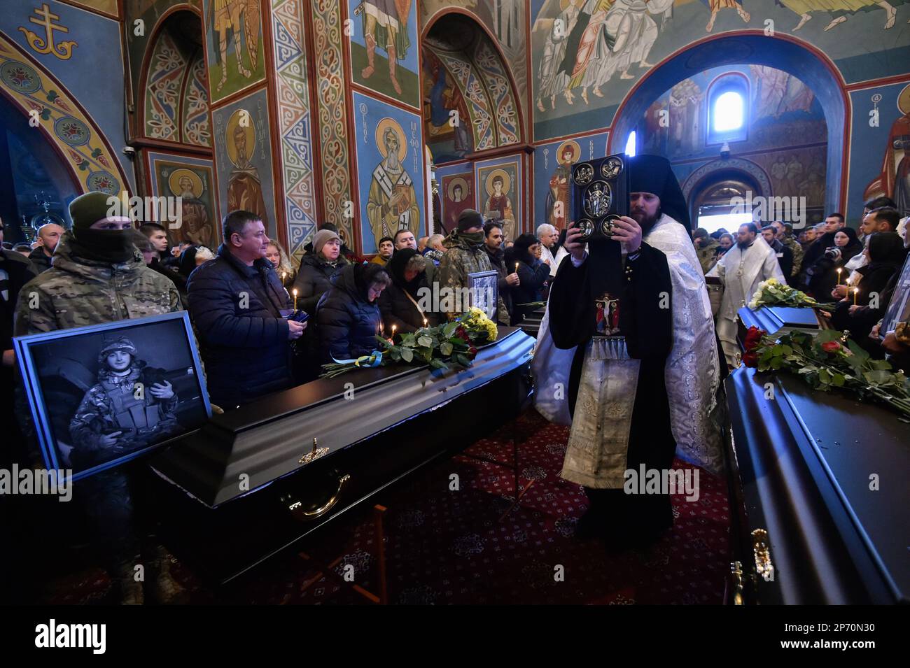 Kiev, Ukraine. 07th mars 2023. Prêtre de l'Église orthodoxe d'Ukraine vu lors de la cérémonie funéraire pour les militaires ukrainiens morts Maxim Mikhaïlov, Yuriy Horovets, Taras Karpyuk et Bohdan Lyagov à Saint Cathédrale de Michael à Kiev. Sur 7 mars, ils ont dit au revoir aux officiers ukrainiens des services de renseignement qui sont morts lors d'une mission de combat dans la région de Bryansk, en Russie, sur 25 décembre 2022. Les corps de ces personnes ont été retournés en Ukraine sur 22 février 2023. (Photo par Sergei Chuzavkov/SOPPA Images/Sipa USA) crédit: SIPA USA/Alay Live News Banque D'Images