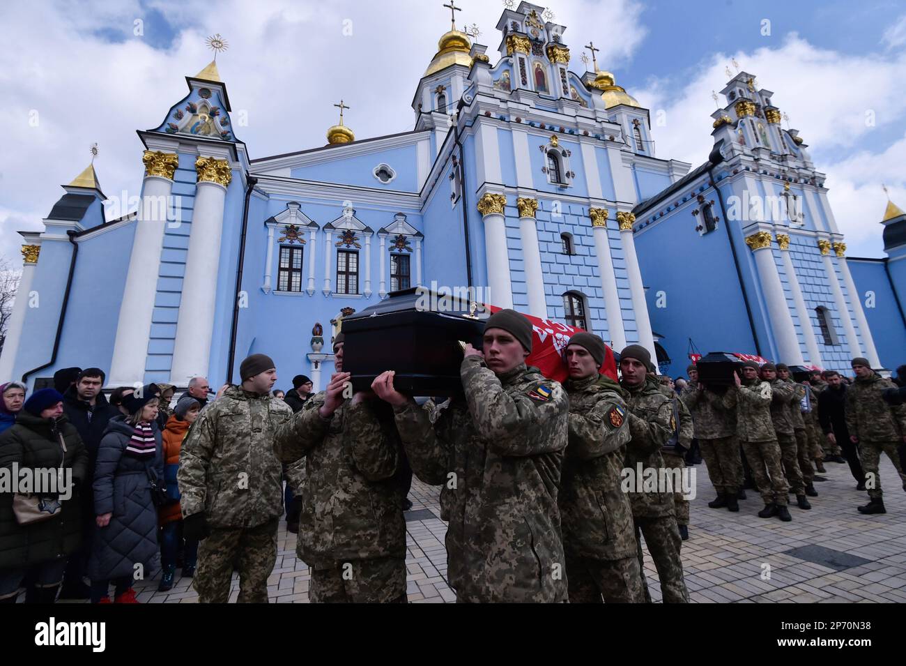 Kiev, Ukraine. 07th mars 2023. Les militaires ukrainiens portent les coffres des soldats Maxim Mikhaïlov, Yuriy Horovets, Taras Karpyuk et Bohdan Lyagov lors de la cérémonie funéraire près de St. Cathédrale de Michael à Kiev. Sur 7 mars, ils ont dit au revoir aux officiers ukrainiens des services de renseignement qui sont morts lors d'une mission de combat dans la région de Bryansk, en Russie, sur 25 décembre 2022. Les corps de ces personnes ont été retournés en Ukraine sur 22 février 2023. (Photo par Sergei Chuzavkov/SOPPA Images/Sipa USA) crédit: SIPA USA/Alay Live News Banque D'Images