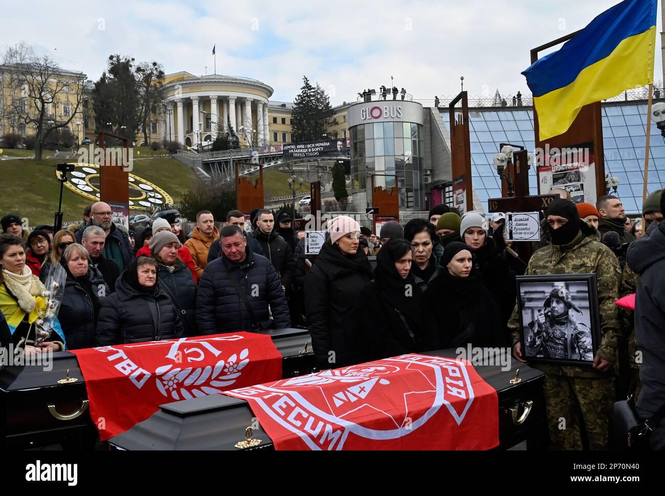 Kiev, Ukraine. 07th mars 2023. Les gens font leur dernier respect autour des cercueils avec les corps des soldats ukrainiens Maxim Mikhaïlov, Yuriy Horovets, Taras Karpyuk et Bohdan Lyagov lors de la cérémonie funéraire sur la place de l'indépendance au centre de Kiev. Sur 7 mars, ils ont dit au revoir aux officiers ukrainiens des services de renseignement qui sont morts lors d'une mission de combat dans la région de Bryansk, en Russie, sur 25 décembre 2022. Les corps de ces personnes ont été retournés en Ukraine sur 22 février 2023. (Photo par Sergei Chuzavkov/SOPPA Images/Sipa USA) crédit: SIPA USA/Alay Live News Banque D'Images