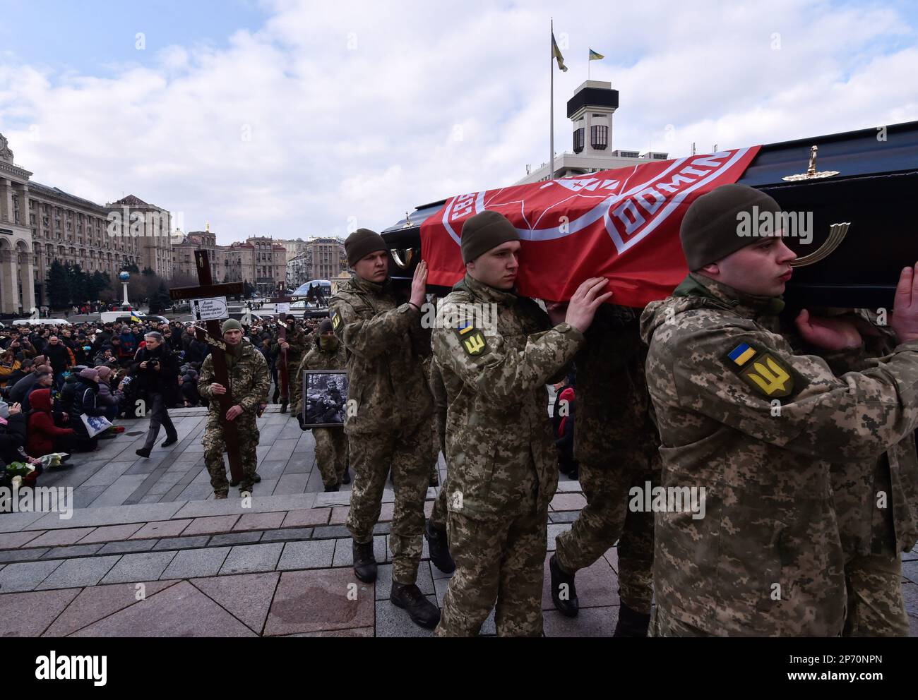 Kiev, Ukraine. 07th mars 2023. Les militaires ukrainiens portent les coffres des soldats Maxim Mikhaïlov, Yuriy Horovets, Taras Karpyuk et Bohdan Lyagov lors de la cérémonie funéraire sur la place de l'indépendance, au centre de Kiev. Sur 7 mars, ils ont dit au revoir aux officiers ukrainiens des services de renseignement qui sont morts lors d'une mission de combat dans la région de Bryansk, en Russie, sur 25 décembre 2022. Les corps de ces personnes ont été retournés en Ukraine sur 22 février 2023. (Photo par Sergei Chuzavkov/SOPPA Images/Sipa USA) crédit: SIPA USA/Alay Live News Banque D'Images