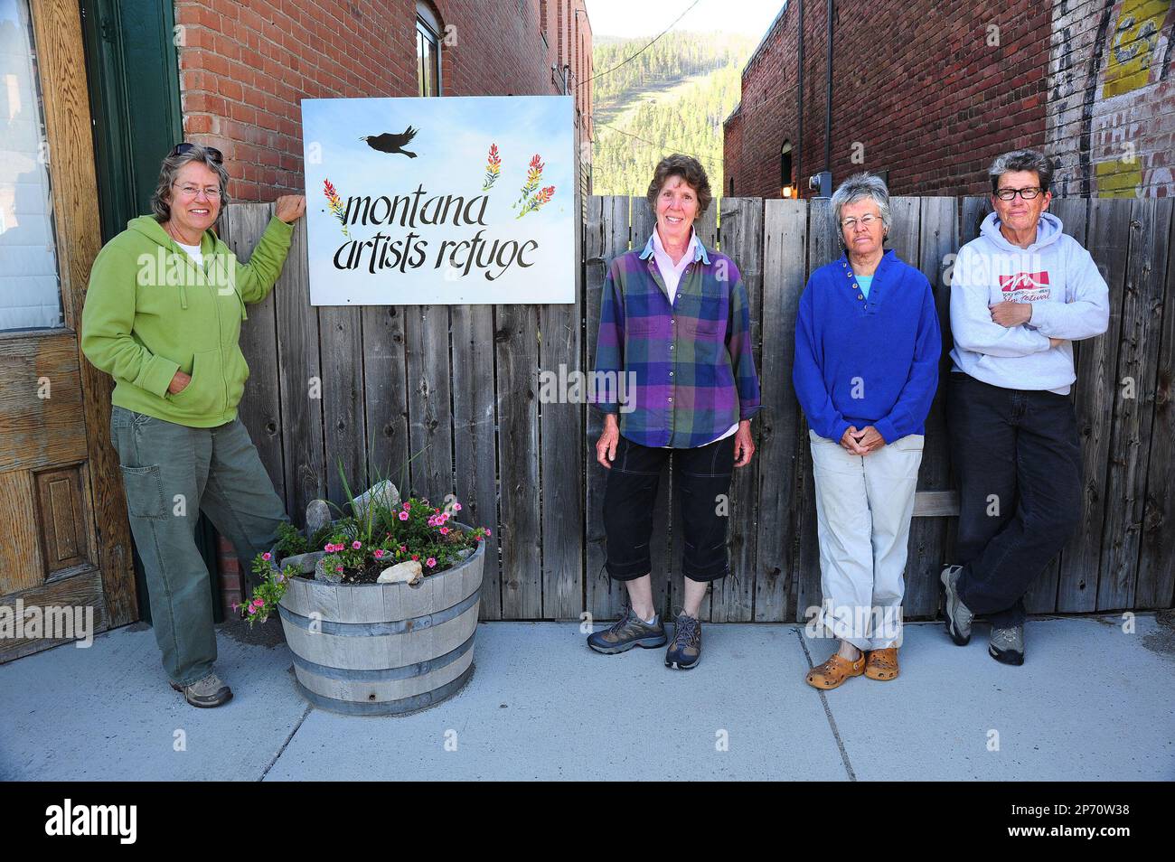 In this undated photo, co-founders of the Montana Artists Refuge, from left, Joy Lewis, Nancy Owens, Nan Parsons, and M.J. Williams, pose for a picture in Basin, Mont., The refuge will be closing the doors of the refuge after 18 years. (AP Photo/Independent Record, Eliza Wiley) Banque D'Images