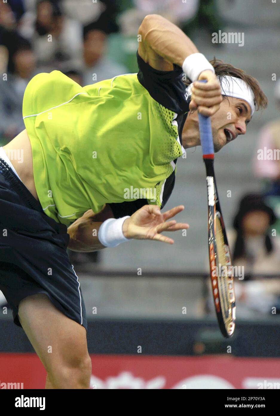 David Ferrer of Spain hits a service against Kei Nishikori of Japan during the first round of Japan Open tennis at Ariake Coliseum in Koto Ward, Tokyo on Oct. 4, 2011. 29 year-old Spaniard beated Nishikori and advanced to the second round of the tournament. ( The Yomiuri Shimbun via AP Images ) Banque D'Images