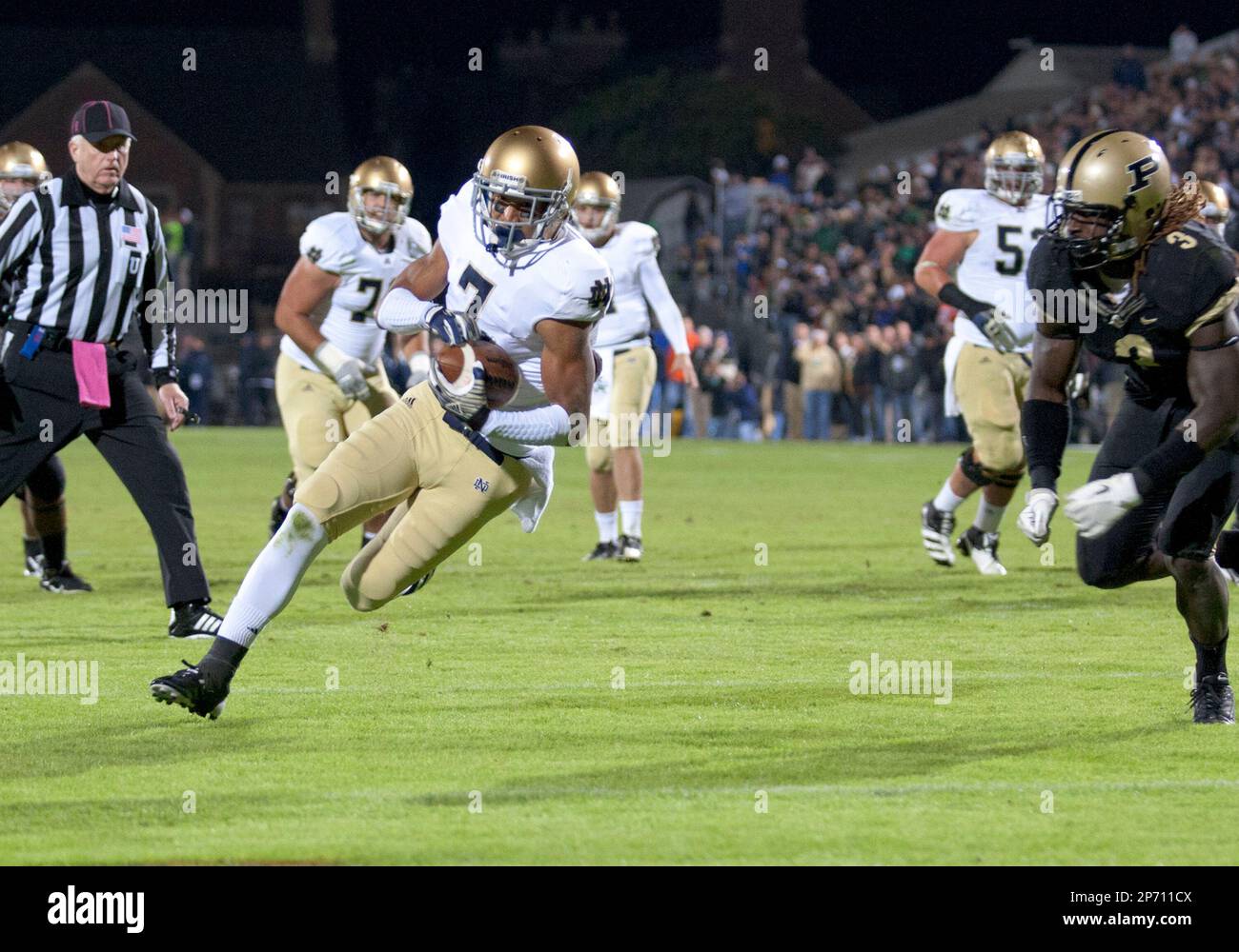 October 01, 2011: Notre Dame wide receiver TJ Jones (#7) runs for a touchdown during NCAA Football game action between the Notre Dame Fighting Irish and the Purdue Boilermakers at Ross-Ade Stadium in West Lafayette, Indiana. Notre Dame defeated Purdue 38-10. (Cal Sport Media via AP Images) Banque D'Images