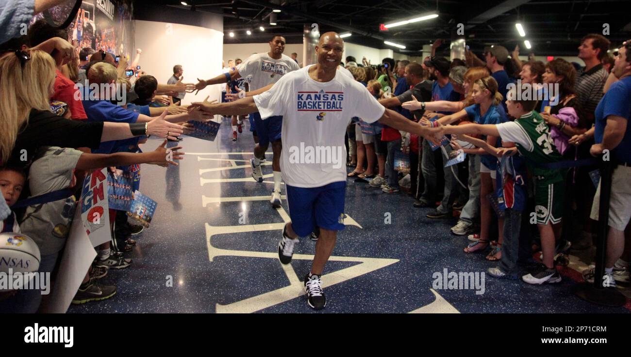 Darnell Valentine, a Kansas University player from 1977-81, and later an NBA player enters the court through a line of fans before tip-off of the Legends of the Phog basketball game Saturday, Sept. 24, 2011 at Allen Field House in Lawrence, Kan. The game featured former KU players, many who have player or are currently playing in the NBA. (AP Photo/Lawrence Journal-World, Mike Yoder) Banque D'Images