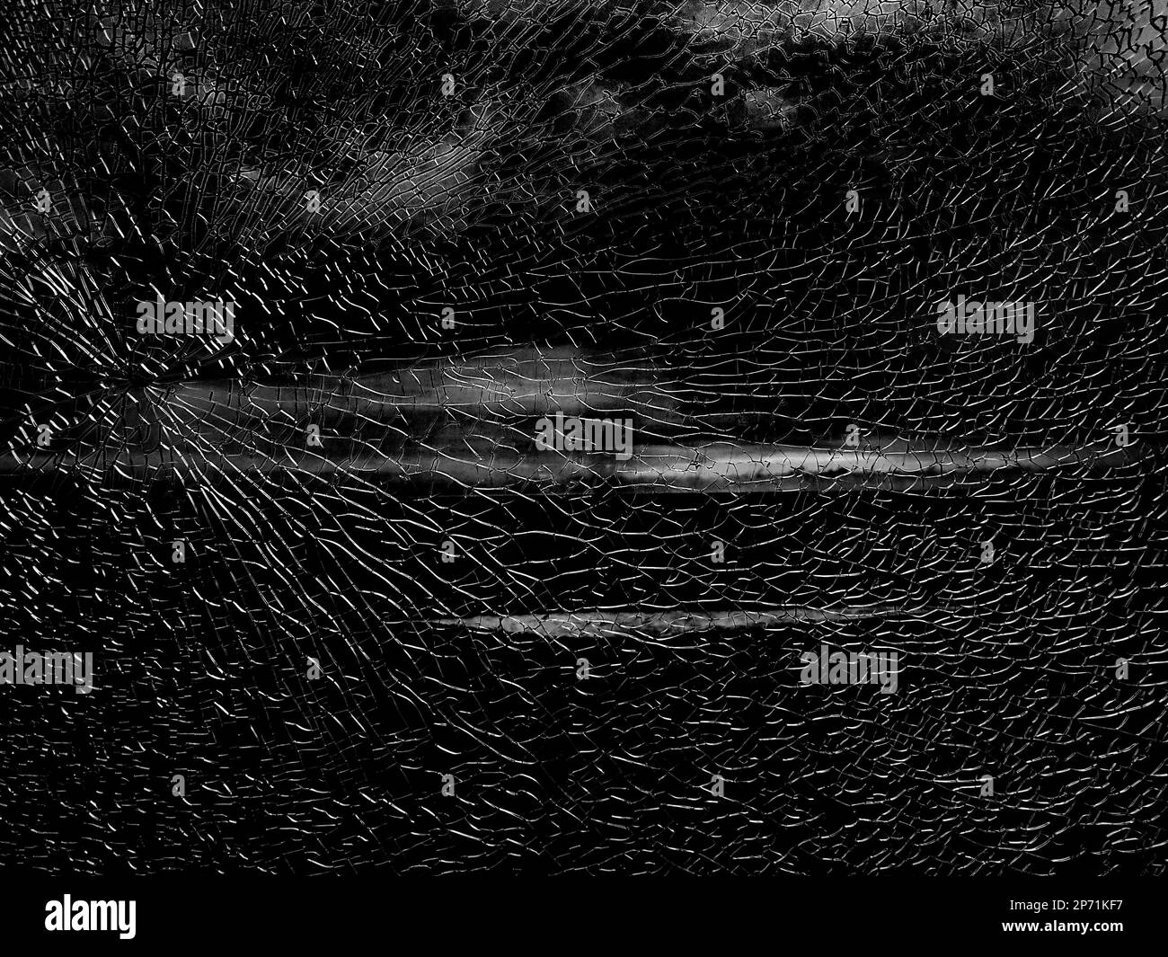 Verre cassé avec fissures blanches grises. Fenêtre abstraite craquelée sur noir foncé Banque D'Images