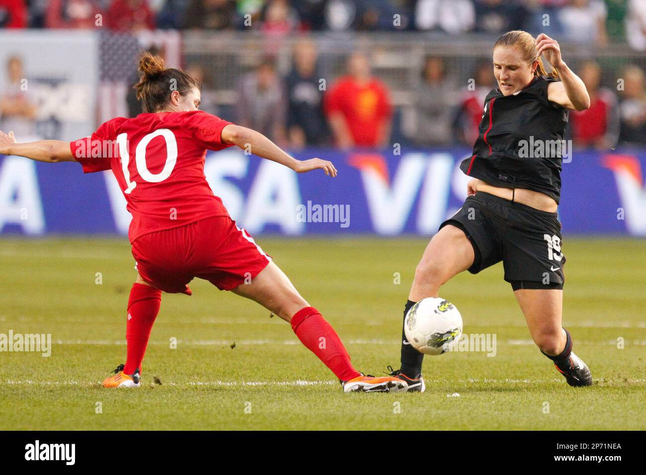 September 17, 2011: Carli Lloyd #10 of USA and Christina Julien #10 of Canada on during the international friendly match between the USA and Canada at Livestrong Stadium in Kansas City KS (Cal Sport Media via AP Images) Banque D'Images