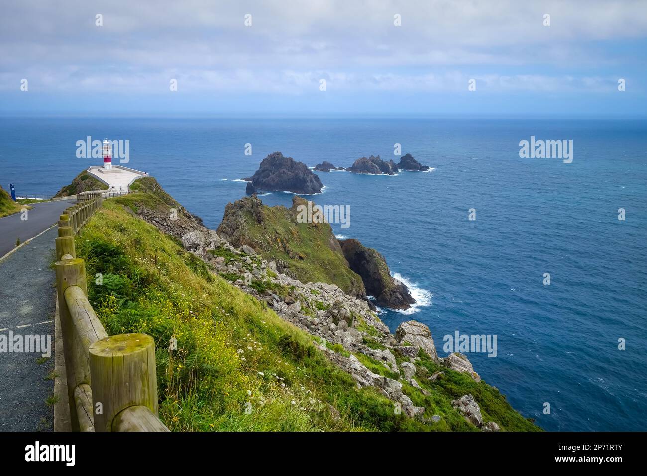 Vue sur le phare, les falaises du cap Ortegal et l'océan atlantique, Galice, Espagne Banque D'Images