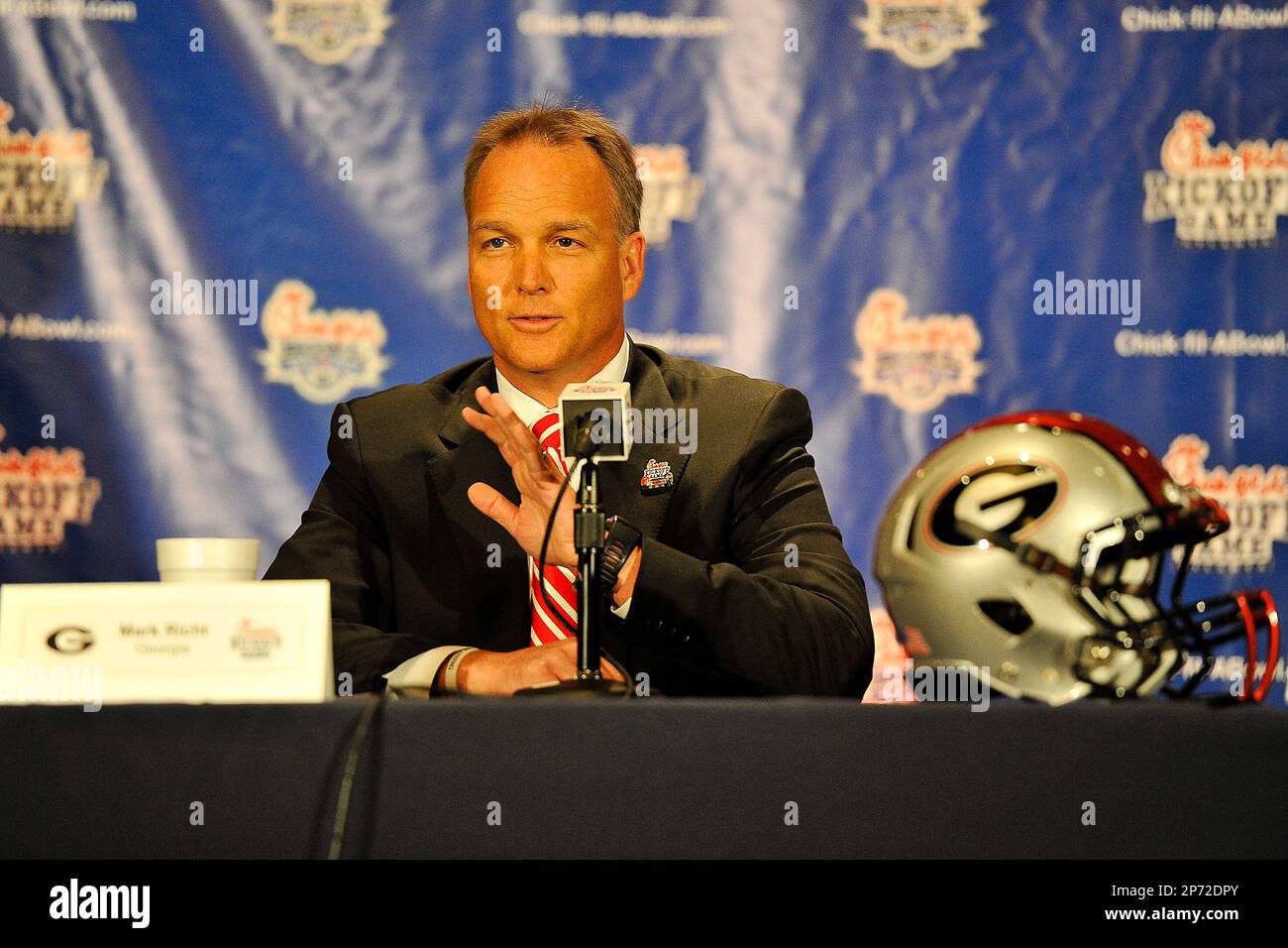 Georgia Bulldogs head coach Mark Richt speaks at a news conference at the Omni Hotel in Atlanta, Georgia, Friday, September 2, 2011. Georgia will face Boise State in the 2011 Chick-fil-A Kickoff Game on Saturday, September 3, 2011. (AP Photo/Paul Abell) Banque D'Images