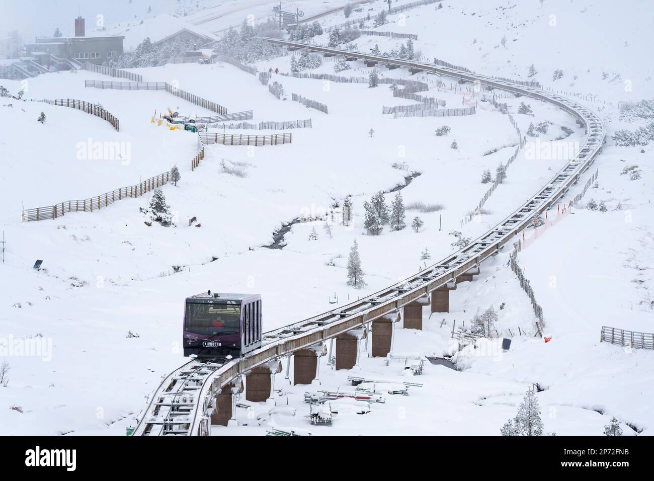 Le funiculaire récemment rouvert de Cairngorm Mountain Railway transporte les skieurs jusqu'aux pistes de ski du domaine skiable de Cairngorm près d'Aviemore, en Écosse, au Royaume-Uni Banque D'Images